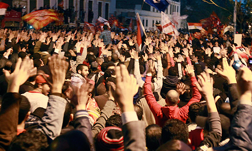 Демонстранты обвиняют военных в преднамеренном убийстве болельщиков из-за их роли в восстании, приведшем к свержению президента страны Хосни Мубарака в прошлом году. В числе вышедших на улицы - радикально настроенные фанаты футбольного клуба "Аль-Ахли".