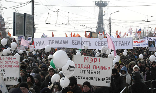 От Якиманки до Болотной: шествие и митинг гражданских активистов, оппозиции и просто горожан, требующих перевыборов и демократизации.