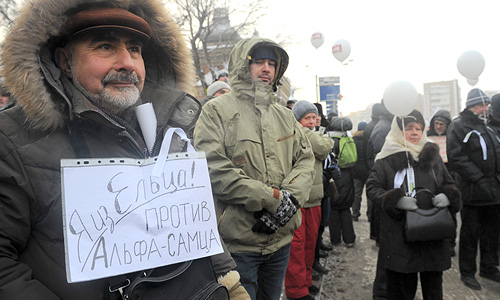 От Якиманки до Болотной: шествие и митинг гражданских активистов, оппозиции и просто горожан, требующих перевыборов и демократизации.