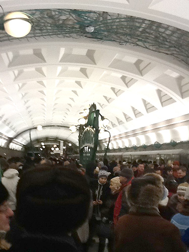 Митингующие прибывают на митинг на Поклонной горе на автобусах и на общественном транспорте.