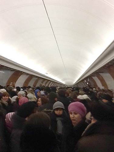 Митингующие прибывают на митинг на Поклонной горе на автобусах и на общественном транспорте.