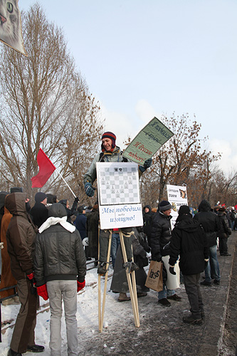 Иван: вчера соорудил ходули, тренировался весь вечер. 
"Его Прохоров вдохновил" – кричат друзья.