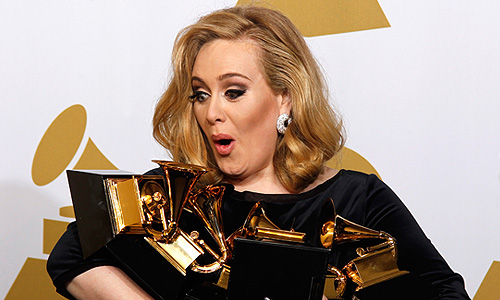 Британская певица Адель стала обладательницей шести статуэток премии "Грэмми".