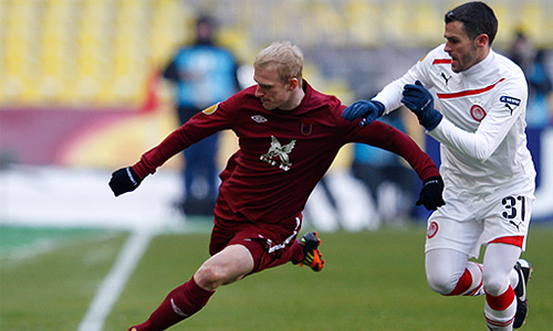 Казанский футбольный клуб "Рубин" потерпел домашнее поражение от греческого "Олимпиакоса" в первом матче 1/16 финала Лиги Европы. Встреча завершилась со счетом 1:0 (0:0) в пользу гостей. Единственный гол на 71-й минуте забил защитник "Олимпиакоса" Давид Фустер. На 76-й минуте голкипер гостей Балаж Медьери был удален с поля с фол последней надежды в своей штрафной площадке. "Рубин" получил право на пенальти, но полузащитник Бибрас Натхо его не реализовал.