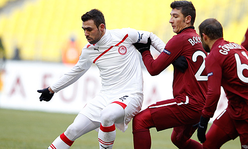 Казанский футбольный клуб "Рубин" потерпел домашнее поражение от греческого "Олимпиакоса" в первом матче 1/16 финала Лиги Европы. Встреча завершилась со счетом 1:0 (0:0) в пользу гостей. Единственный гол на 71-й минуте забил защитник "Олимпиакоса" Давид Фустер. На 76-й минуте голкипер гостей Балаж Медьери был удален с поля с фол последней надежды в своей штрафной площадке. "Рубин" получил право на пенальти, но полузащитник Бибрас Натхо его не реализовал.