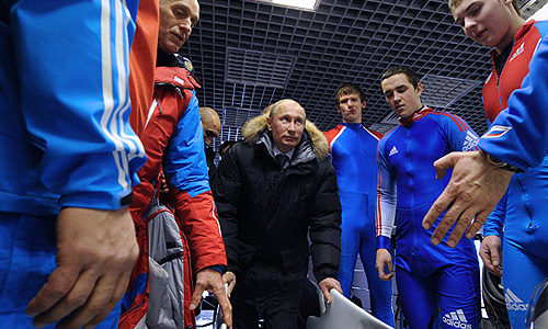 Путин приехал в самый крупный в России санно-бобслейный учебно-тренировочный центр "Парамоново" в Подмосковье. Вначале он осмотрел открытую трассу, а затем увидел, как готовятся к соревнованиям российские спортсмены на тренировочной трассе. Здесь премьер уже не удержался и решил лично прокатиться в бобе.