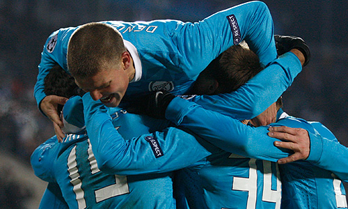 В первом тайме футболисты на стадионе "Петровский" показали футбол хорошего качества, несмотря на минусовую погоду. "Зенит" после пропущенного гола заиграл активнее в атаке, заставив соперника думать исключительно обороне.