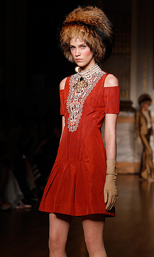 Показ осенне-зимней коллекции 2012 Temperley на Неделе моды в Лондоне.
