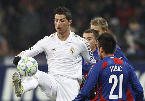 Московский ЦСКА закончил вничью первый матче 1/8 финала Лиги чемпионов УЕФА.  Встреча, проходившая в московских "Лужниках" в присутствии 65 тыс. болельщиков, закончилась со счетом 1:1.