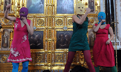 Участницы феминистской панк-группы Pussy Riot во время нелегального выступления в Храме Христа Спасителя.