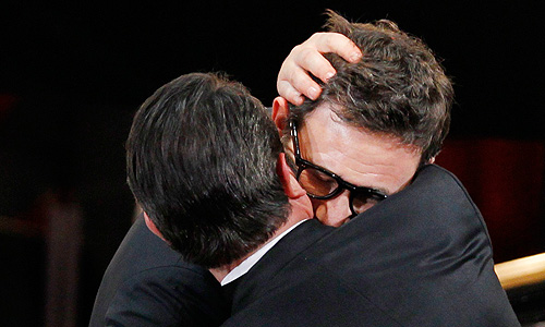 Жан Дюжарден целует Мишеля Хазанавичуса.