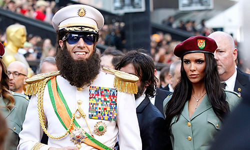 Саша Барон Коэн прибыл на церемонию в роли Генерала Алладина из своего следующего фильма "Диктатор".