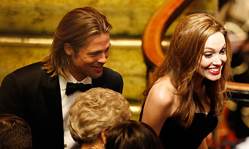 Брэд Питт и Анджелина Джоли в зале.