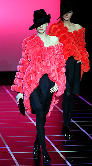 Показ осенне-зимней коллекции 2012 Giorgio Armani на Неделе моды в Милане.