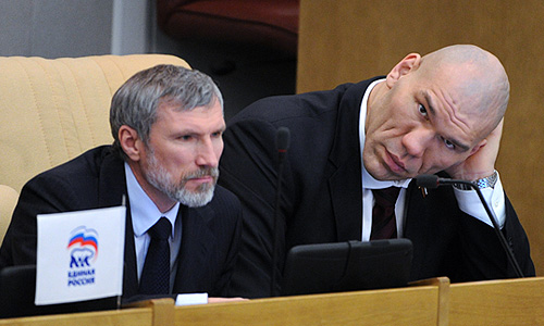 Член комитета ГД по обороне Алексей Журавлев и член комитета ГД по физической культуре, спорту и делам молодежи Николай Валуев (слева направо) на дополнительном пленарном заседании Государственной Думы РФ.