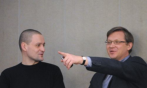 Координатор движения "Левый фронт" Сергей Удальцов и председатель общественного движения "Выбор России" Владимир Рыжков (слева направо) на дополнительном пленарном заседании Государственной Думы РФ.