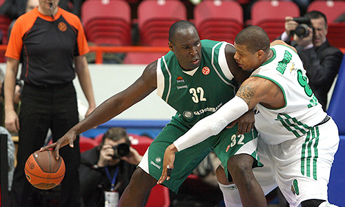 Игроки УНИКСа Натан Джаваи и "Панатинаикоса" Майк Батист (слева направо) в матче чемпионата Евролиги по баскетболу: УНИКС (Россия) – "Панатинаикос" (Греция) – 63:68.