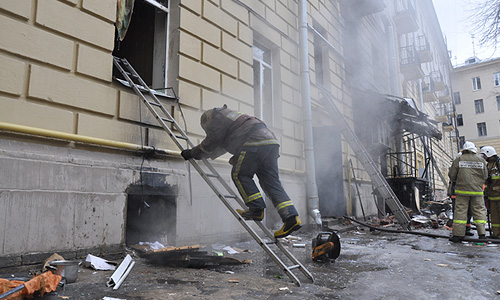 Предварительной причиной МЧС называет утечку газа, следователи возбудили уголовное дело.