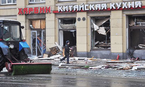 По сообщениям корреспондента "Интерфакса" с места событий, в помещениях здания частично выбиты стекла, обрушилась штукатурка; в кафе также есть разрушения: весь внутренний интерьер серьезно поврежден, обрушился навесной потолок. Вся техника и интерьер уничтожены.