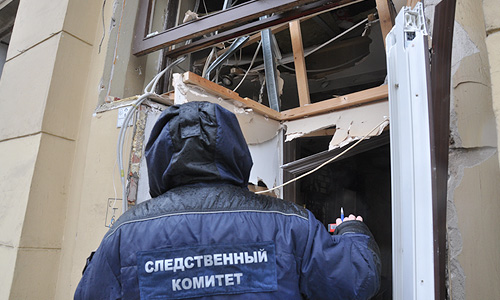 По словам очевидцев, сначала из ресторана послышался хлопок, после на несколько метров вокруг посыпались обломки и стекло. Они говорят, что взрывную волну погасила автомобильная пробка.