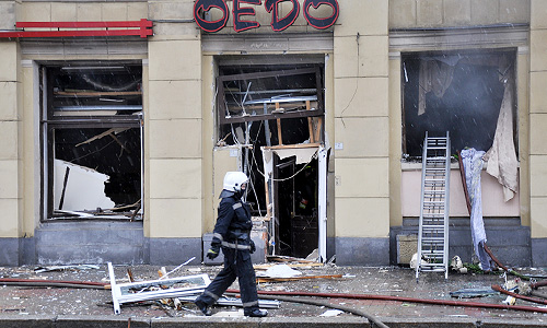 Возгорание было ликвидировано к 13:20 мск, на месте работают следователи, сотрудники МЧС, полицейские и представители медицинских служб. Движение автотранспорта, трамваев и пешеходов на Среднеохтинским проспекте остановлено.