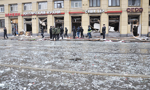 В МЧС предполагают, что причиной взрыва могла стать утечка газа. "По словам жителей, еще накануне здесь пахло газом.
