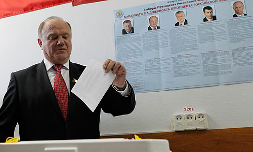 Лидер КПРФ, кандидат в президенты РФ Геннадий Зюганов голосует в Москве