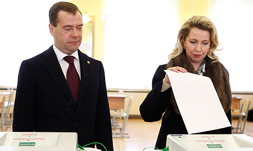 Действующий президент РФ Дмитрий Медведев с супругой Светланой голосуют в столице