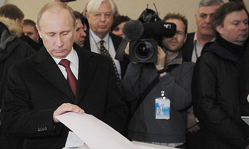 Премьер-министр РФ, кандидат в президенты РФ Владимир Путин голосует в Москве