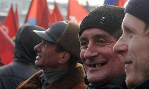 Участники акции в поддержку победившего на президентских выборах Владимира Путина на Манежной площади.