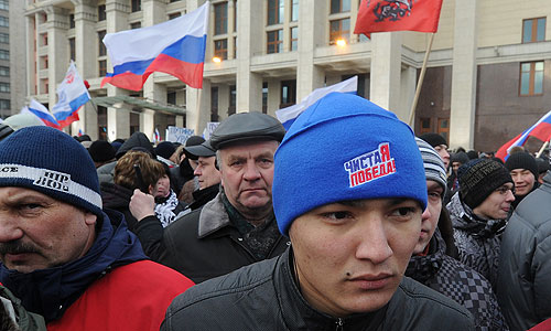 Участники акции в поддержку победившего на президентских выборах Владимира Путина на Манежной площади.