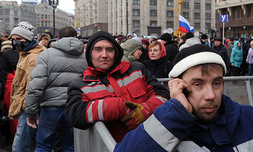 Участники акции в поддержку победившего на президентских выборах Владимира Путина на Манежной площади.