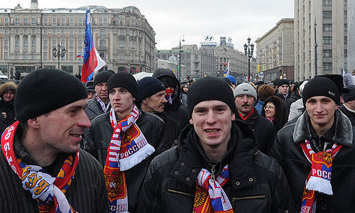 Участники акции в поддержку победившего на президентских выборах Владимира Путина на Манежной площади.