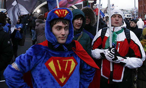 Участники акции в поддержку победившего на президентских выборах Владимира Путина на Манежной площади.