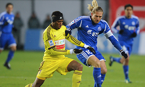 Игроки "Анжи" Жусилей и "Динамо" Андрей Воронин (слева направо) в матче чемпионата России по футболу: "Динамо" (Москва) – "Анжи" (Махачкала).