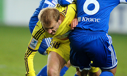 Игроки "Анжи" Алексей Иванов (в желтой форме) и "Динамо" Владимир Гранат, Леандро Фернандес (в синей форме слева направо) в матче чемпионата России по футболу: "Динамо" (Москва) – "Анжи" (Махачкала).