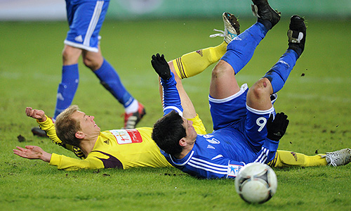 Игроки "Анжи" Алексей Иванов и "Динамо" Леандро Фернандес (слева направо) в матче чемпионата России по футболу: "Динамо" (Москва) – "Анжи" (Махачкала).