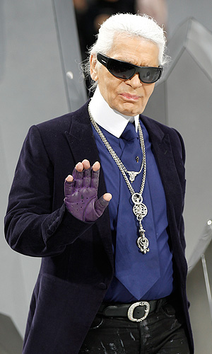 Дизайнер Karl Lagerfeld представил в Париже свою коллекцию одежды для Chanel.
