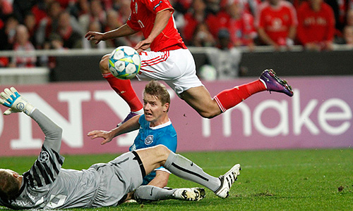 Петербургский футбольный клуб "Зенит" проиграл в гостях "Бенфике" в ответном матче 1/8 финала Лиги чемпионов и не смог выйти в четвертьфинал турнира. Встреча завершилась со счетом 2:0 (1:0). Первую игру в Санкт-Петербурге "Зенит" выиграл со счетом 3:2.