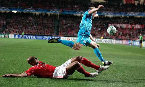 Петербургский футбольный клуб "Зенит" проиграл в гостях "Бенфике" в ответном матче 1/8 финала Лиги чемпионов и не смог выйти в четвертьфинал турнира. Встреча завершилась со счетом 2:0 (1:0). Первую игру в Санкт-Петербурге "Зенит" выиграл со счетом 3:2.