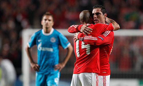 Петербургский футбольный клуб "Зенит" проиграл в гостях "Бенфике" в ответном матче 1/8 финала Лиги чемпионов и не смог выйти в четвертьфинал турнира. Встреча завершилась со счетом 2:0 (1:0). Первую игру в Санкт-Петербурге "Зенит" выиграл со счетом 3:2.