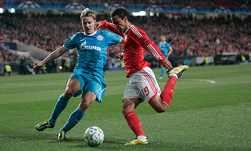 Петербургский футбольный клуб "Зенит" проиграл в гостях "Бенфике" в ответном матче 1/8 финала Лиги чемпионов и не смог выйти в четвертьфинал турнира. Встреча завершилась со счетом 2:0 (1:0). Первую игру в Санкт-Петербурге "Зенит" выиграл со счетом 3:2.