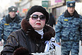 Участница митинга "За честные выборы" на улице Новый Арбат.