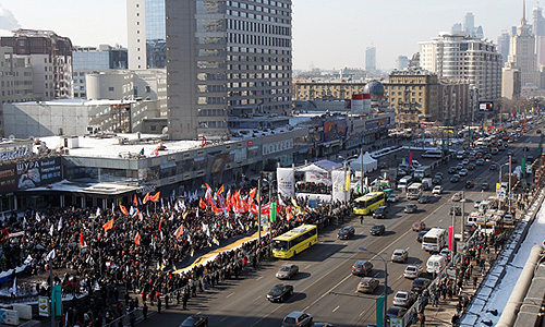 Москва. 10 марта. INTERFAX.RU – Автомобильное движение на Новом Арбате затруднено. Как сообщает наш корреспондент, машины, которые движутся в сторону центра, притормаживают, водители сигналят и приветственно машут участникам митинга. Тем временем, на митинге замечены два буддиста и один православный священник, повязавший белую ленточку на свою одежду.