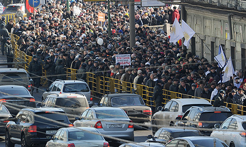 Участники митинга "За честные выборы" на улице Новый Арбат.