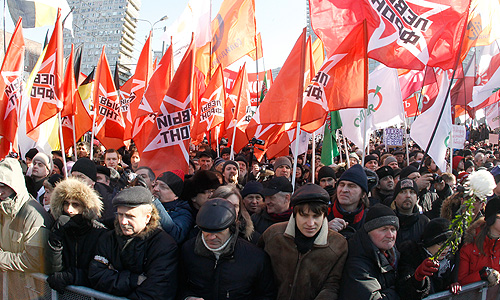 Участники митинга "За честные выборы" на улице Новый Арбат.