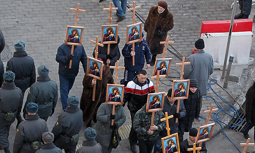 Участники митинга "За честные выборы" на улице Новый Арбат.