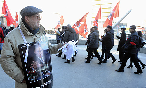 Участники движения "Левый фронт" на митинге "За честные выборы" на улице Новый Арбат.