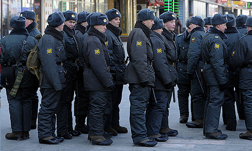 Сотрудники полиции перед началом митинга "За честные выборы" на улице Новый Арбат.