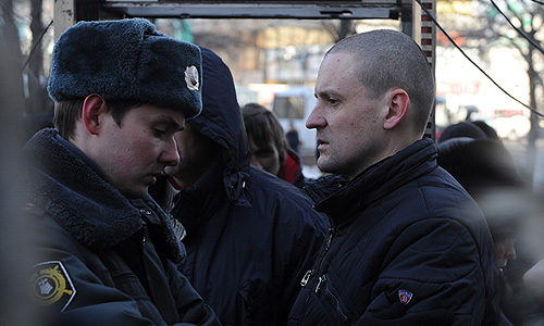 Координатор движения "Левый фронт" Сергей Удальцов (справа) на митинге "За честные выборы" на улице Новый Арбат.